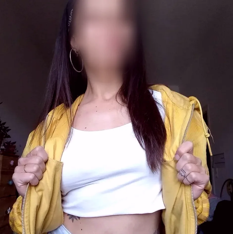Manuela, 36